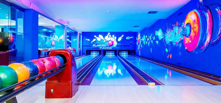 3 bowlingové dráhy, široký sortiment miešaných nápojov, príjemná hudba