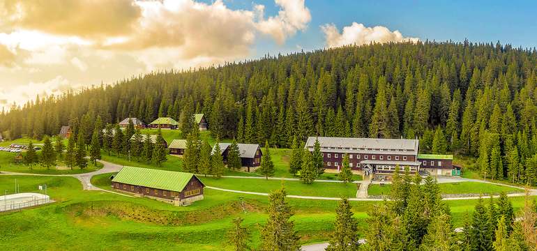 Hotel Granit Smrekovica *** sa nachádza priamo na hrebeni Veľkej Fatry v nadmorskej výške 1428 m. n.