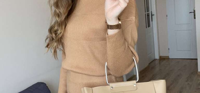 Elegantný dámsky úpletový komplet vo farbe camel