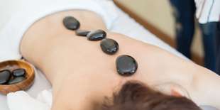 Masáž s lávovými kameňmi v Siam Spa