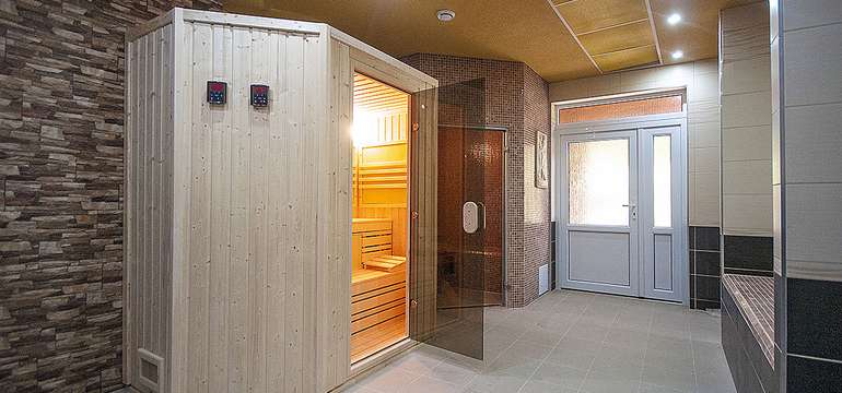 K dispozícii je vírivá vaňa, fínska sauna, infra sauna, parná sauna, vyhrievacia lavica, ochladzovan