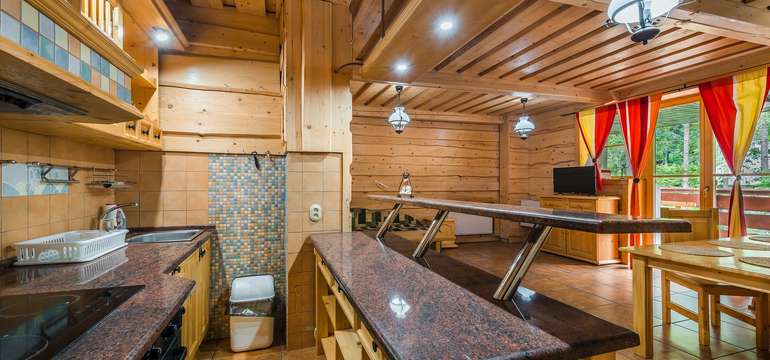 Apartmány penziónu Liptov majú kapacitu až 10 osôb, kuchyňu, jedáleň a výhľad na potok