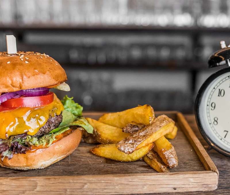 Cheese burger s hranolkami a omáčkou