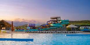Aquapark Lipany s termálnymi bazénmi s výhľadom na hory