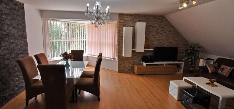 Ubytovanie vo veľkom hornom apartmáne s 3 spálňami (6+1)