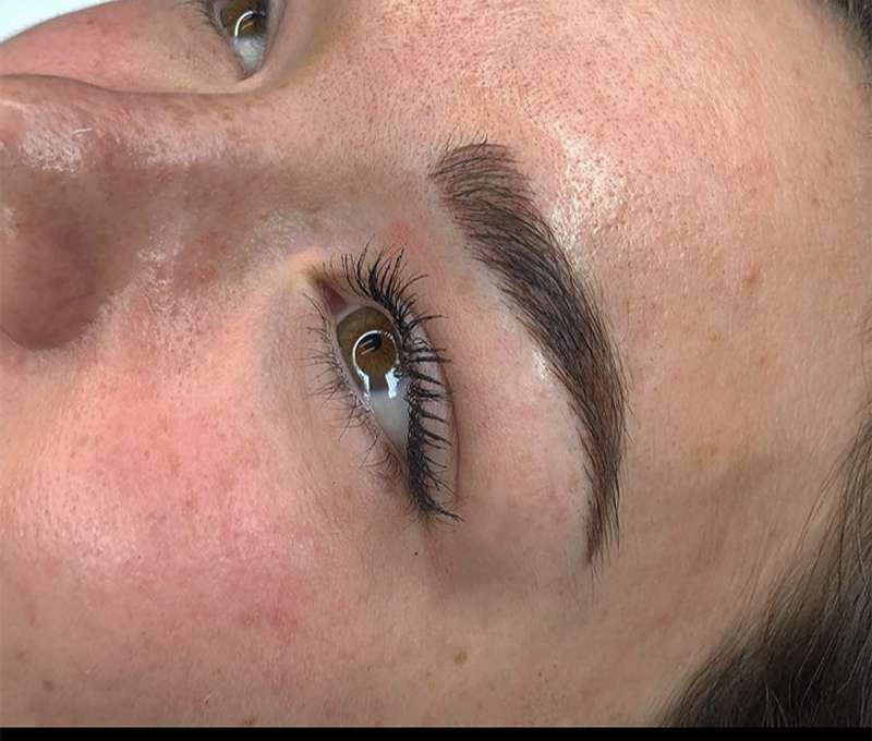 Dokonalé obočie s technikou Combré alebo microblading