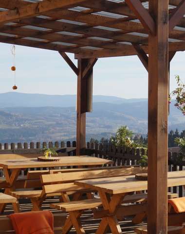 Součástí restaurace je jižní venkovní krytá terasa s výhledem na Boubín
