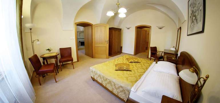 Romantické apartmány de Luxe jsou vybaveny stylovým nábytkem a luxusními koupelnami s vanou