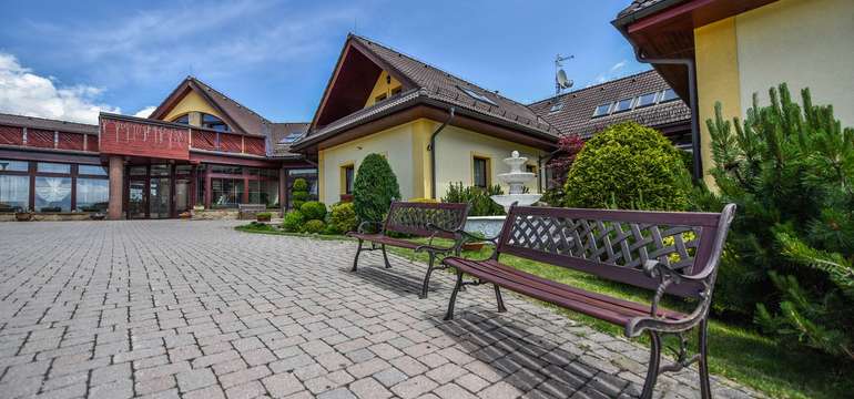 Hotel Amalia*** je situovaný cca 10 km od Popradu a 2 km od Starého Smokovca.