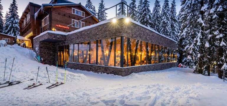 Tree House je súčasťou areálu legendárneho hotela Björnson