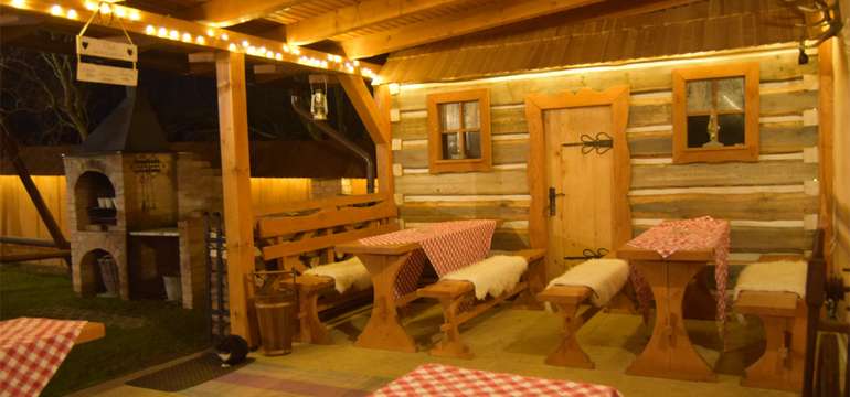 V záhrade Limbového dvora sa nachádza veľká krytá terasa s menším murovaným grilom