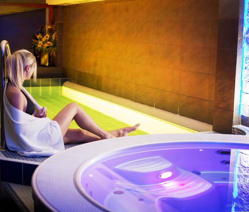 Wellness a SPA ponúka vyhrievaný bazén so slanou vodou, vírivku, parnú aróma saunu a fínsku saunu