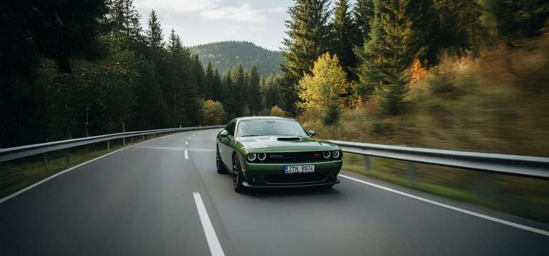 Jazda v premávke na Dodge Challenger 6,4 HEMI V8