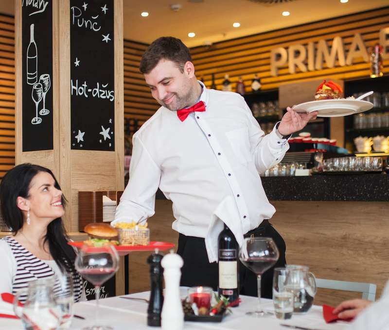 V modernom areáli je tiež príjemná reštaurácia s milou obsluhou