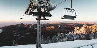 Zároveň však poskytuje vynikajúce podmienky pre skúsených lyžiarov ako aj pre začiatočníkov