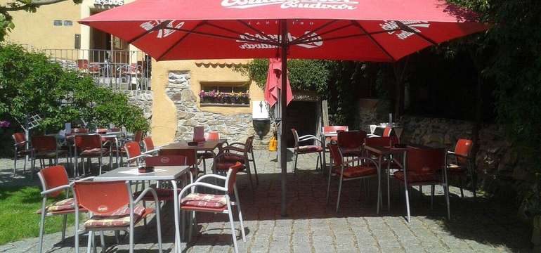 Příjemné posezení ve venkovní restauraci