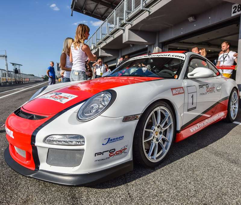 Porsche: max. rýchlosť: 290 km/h