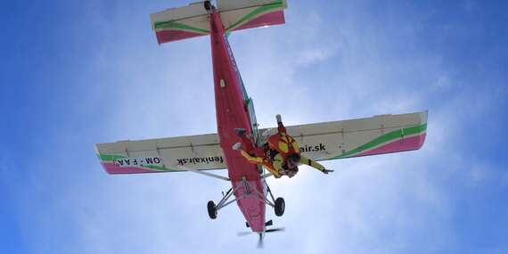 Tandemový zoskok padákom z výšky až 4000 m - na výber 5 letísk/Letiská Slávnica a Senica Letiská Nové Zámky a Boleráz