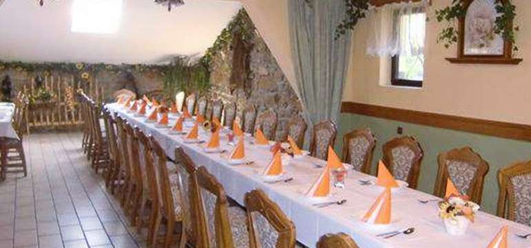 V restauraci se můžete těšit na bohaté snídaně a večeře o třech chodech