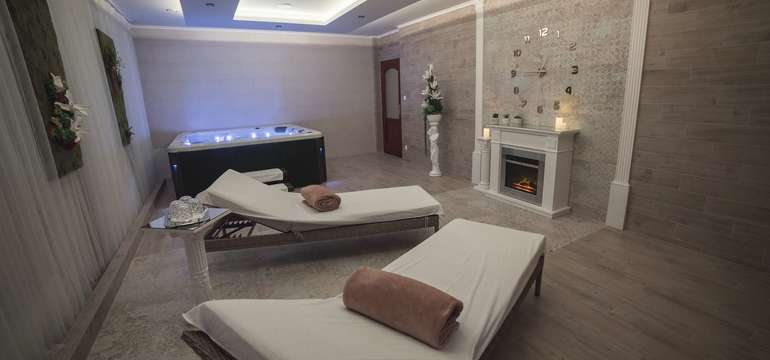 Relax zóna s jacuzzi, infra saunou a odpočivárňou s krbom
