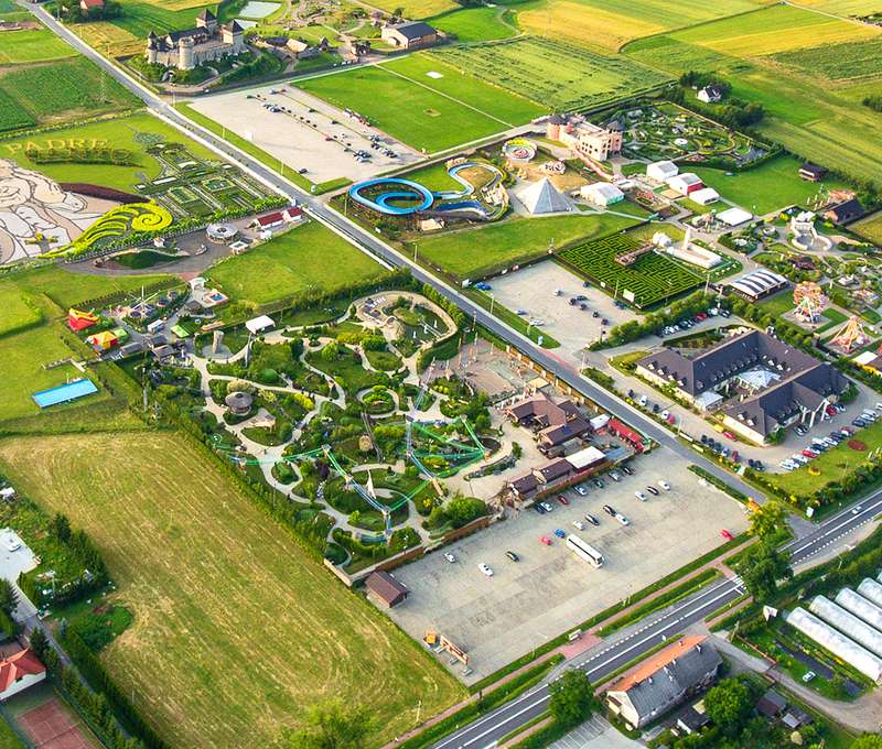ParkHotel Łysoń & SPA**** stojí priamo v areáli zábavných parkov INWALD (veľká budova vpravo)