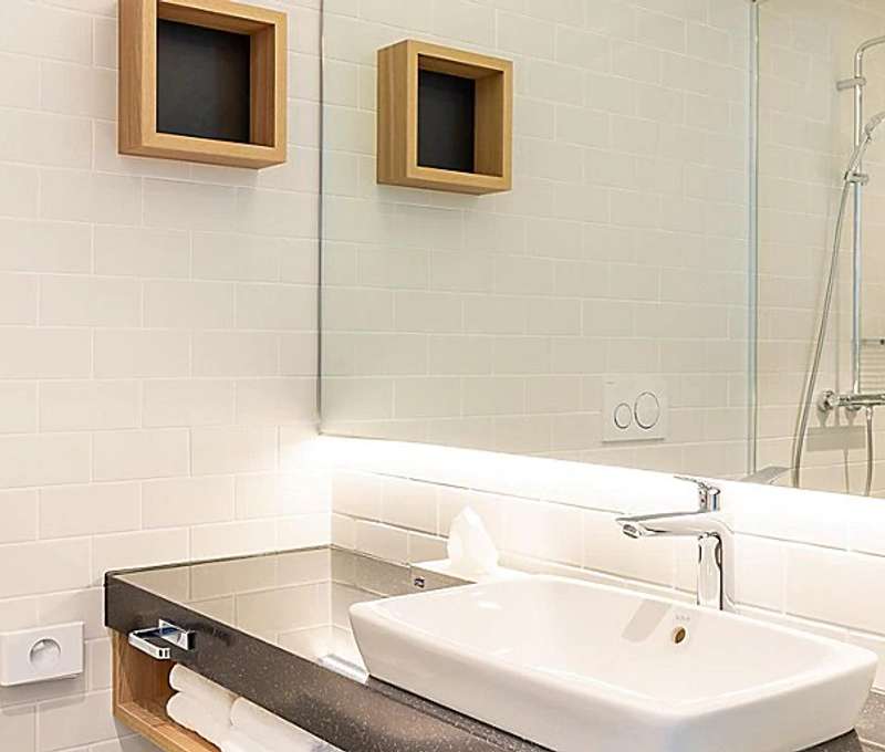 Súčasťou izieb v hoteli Holiday Inn Vienna - South je kúpeľňa s walk-in sprchou