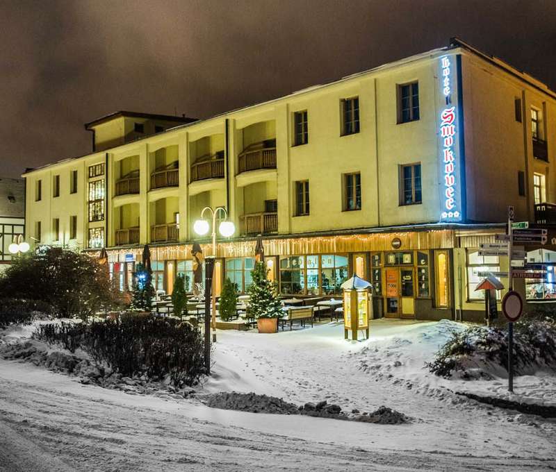 Hotel Smokovec*** leží v centre mesta, pri lanovke na Hrebienok a zastávke TEŽ