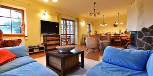 Spoločenská miestnosť je prepojená s plne vybavenou kuchyňou