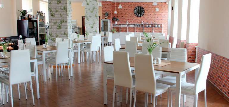 V restauraci se podává polopenze provoněná bylinkami z místní zahrádky