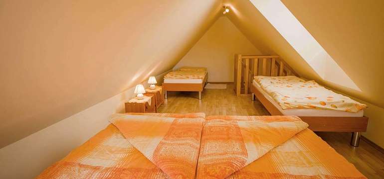 Každý apartmán pozostáva zo štvorlôžkovej spálne v podkroví a prízemia