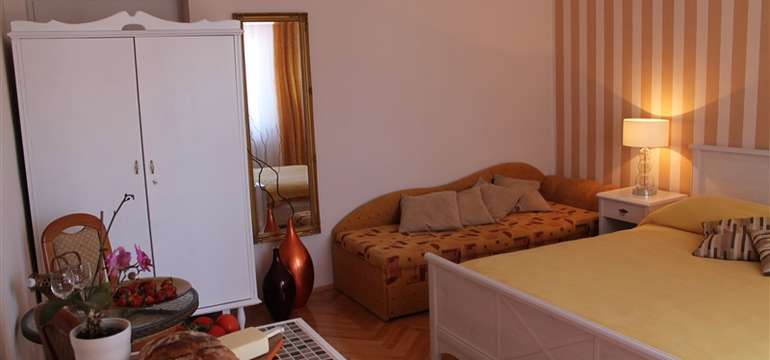 Štúdio apartmán vo vile Bougenvilia je vhodný pre páry alebo rodiny s 1 malým dieťaťom
