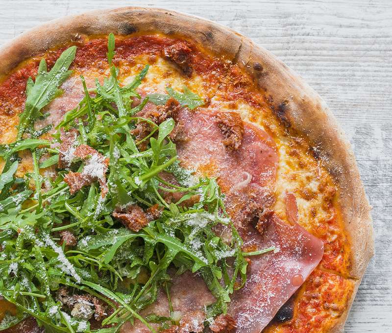 Chutná talianska pizza na dreve