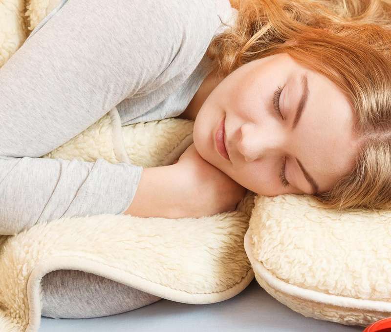 Kvalitná hrejivá prikrývka a vankúše zo 100 % ovčej vlny