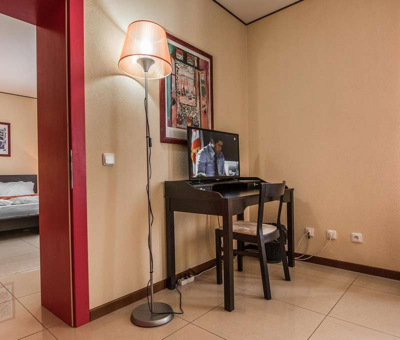 K vybaveniu apartmánov patrí: SAT TV, rádio, trezor, vybavená kuchyňa