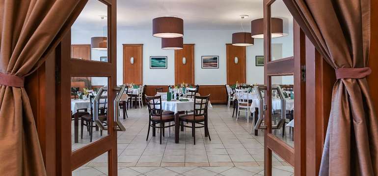Raňajky a večere podávané v hotelovej reštaurácii