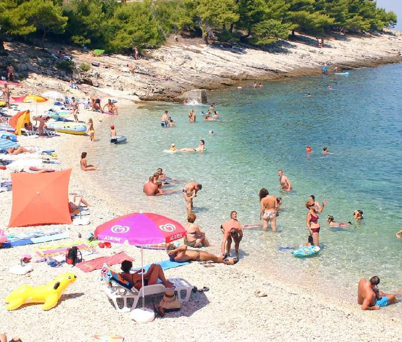 Okruhliaková pláž je len 50 m od Villy Aria