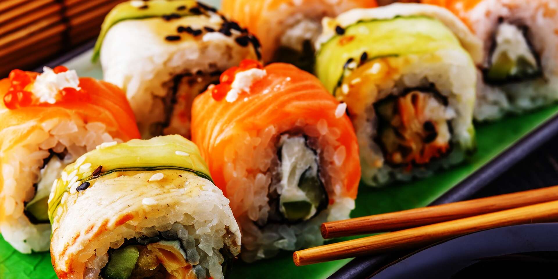 Роллы со вьетнамском ресторане. Rolls Set sushi Tokyo Restaurant.