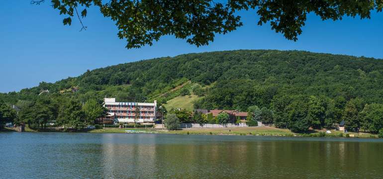 Hotel Jazero na brehu Vinianského jazera pre dvoch s polpenziou a neobmedzeným wellness
