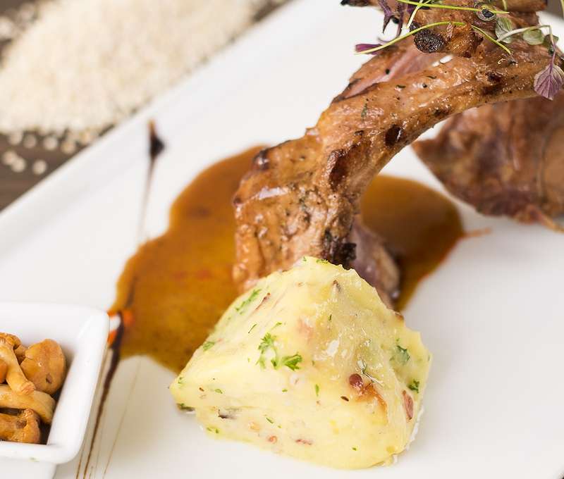 S dôrazom kladeným na čerstvosť a kvalitu je menu zostavené zo sezónnych potravín