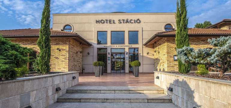 Airport Hotel Stáció**** byl postaven v blízkosti mezinárodního letiště v Budapešti