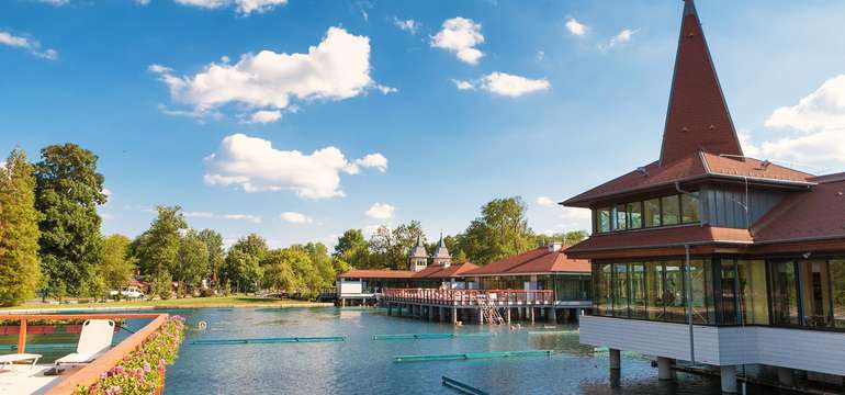 Slávne termálne jazero Hévíz len 500 m od hotela Palace****