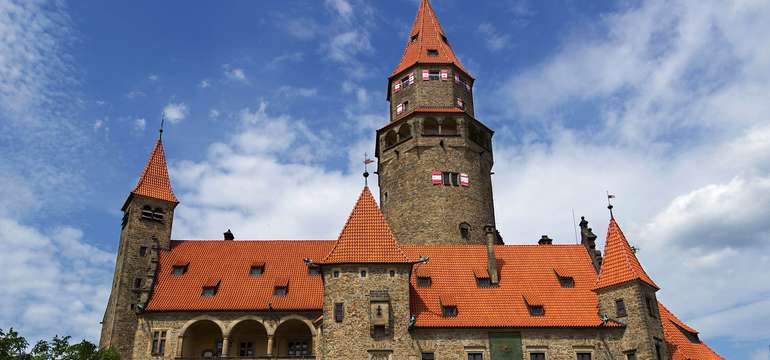 Pohádkový hrad se tyčí přímo nad hotelem