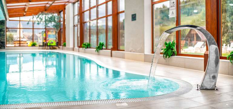 Wellness centrum v areáli ponúka na oddych bazén, vírivku aj 3 druhy sáun