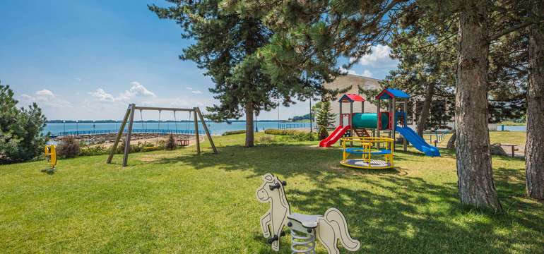 Baby friendly - detský kútik, ihrisko, preliezky, kolotoč, hojdačky
