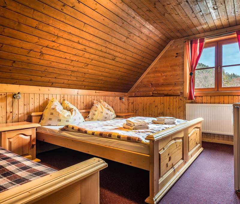 V trojlôžkových izbách sú 2 pevné lôžka a malý rozkladací gauč alebo 3 pevné lôžka