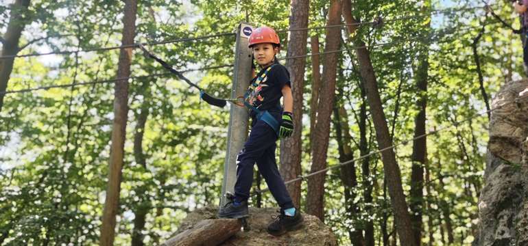 Na malých skalných masívoch v strmom lesnom prostredí je vybudovaných 285 m via ferratových ciest