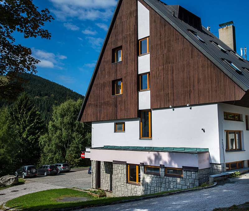 Parkhotel Harrachov*** se nachází v klidné časti, asi 1,5 km od centra města Harrachov.