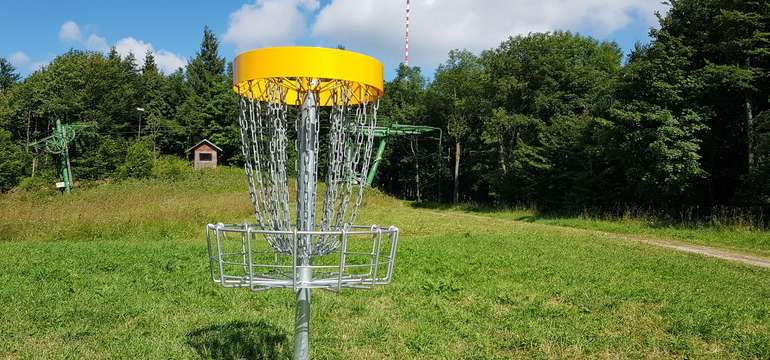 Po tom, čo hráč umiestnil svoj disk do discgolfového koša, presunie sa na odhodisko nasledujúcej jam
