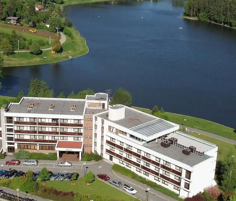 Hotel Adamantino*** sa nachádza priamo na brehu Luhačovickej priehrady uprostred Bielych Karpát