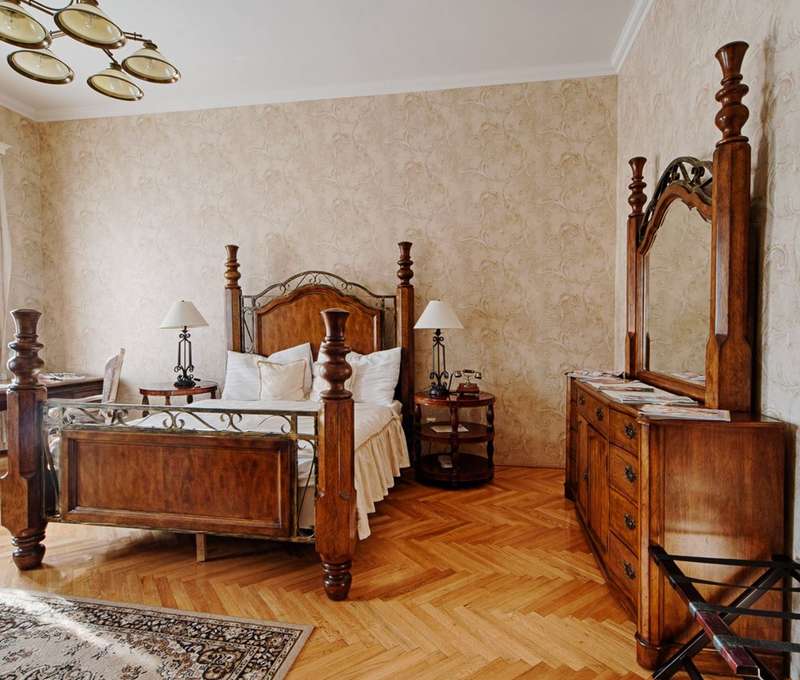 Izby Chateau Földváry  s nadštandardným vybavením, ktoré sú zariadené netradične, každá v inom štýle